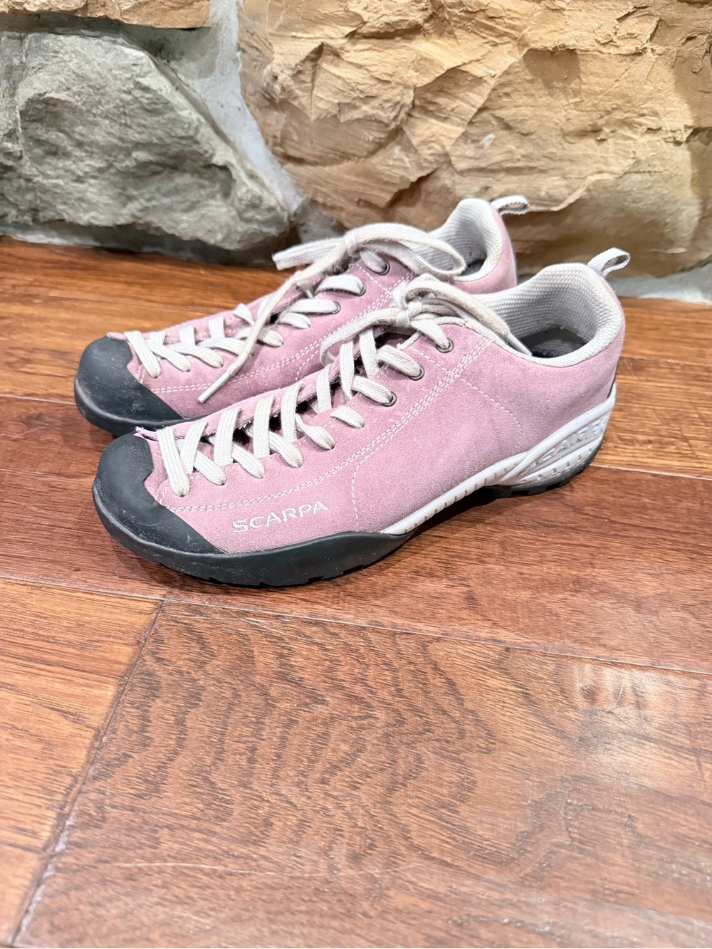 Scarpa Women's lavender Suede climbing shoe